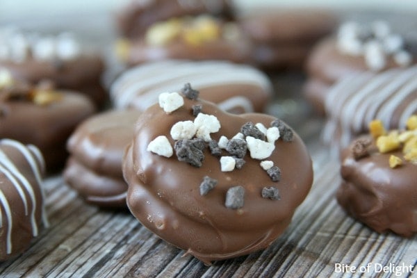 http://oneshetwoshe.com/wp-content/uploads/2015/02/Chocolate-Covered-Caramel-Stuffed-Pretzels.jpg