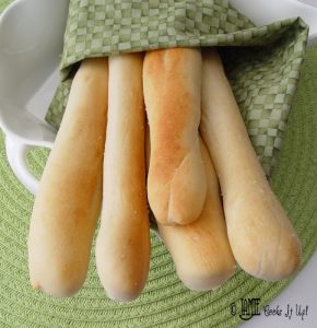 Copycat Olive Garden breadsticks recipe on www.orsoshesays.com #copycatrecipe #olivegarden #olivegardenbreadsticks #recipe #osss #osssfeedthefamily