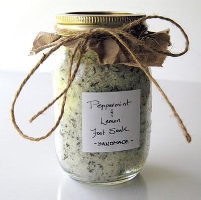 This homemade foot soak makes a great gift! www.orsoshesays.com #homemadefootsoak #naturalproducts #footsoak #gifts #giftsforneighbors #neighborgifts #giftsforwomen