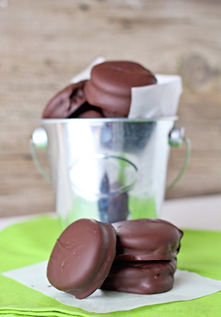 Thin Mint Meets Oreo in these thin mint Oreo cookie treats! Get the taste of Girl Scout cookies without the extra pricetag. Check them out on the bog! #thinmintoreo #thinmint #oreo #girlscouts #girlscoutcookies #recipe #dessert www.orsoshesays.com