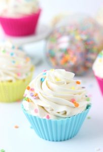 vanilla-cupcakes-with-whipped-vanilla-bean-frosting_1