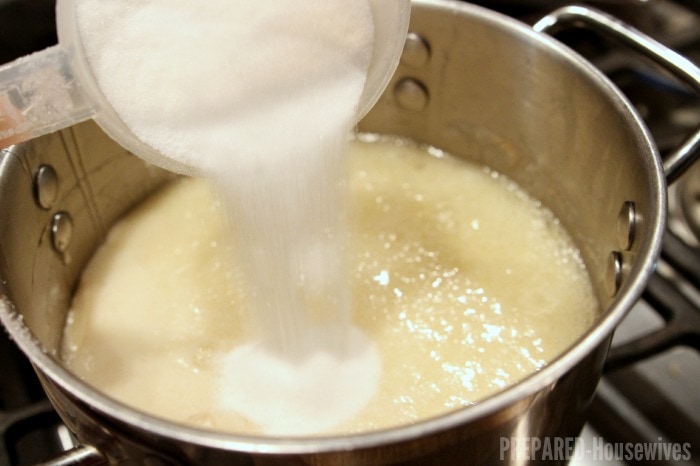 pour-sugar-in-pot