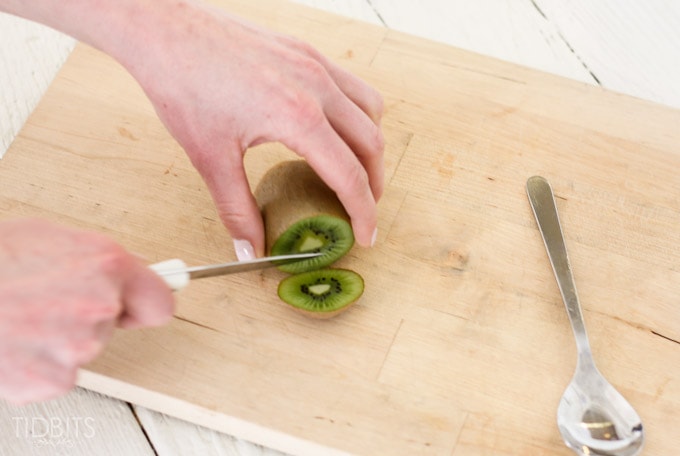 How-to-peel-a-kiwi-2