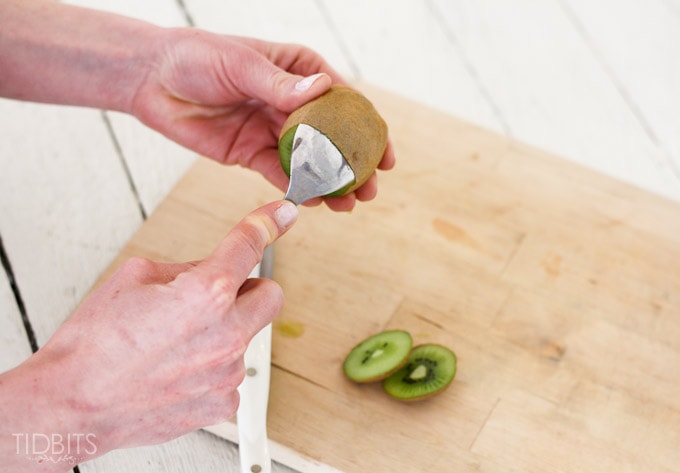 How-to-peel-a-kiwi-3