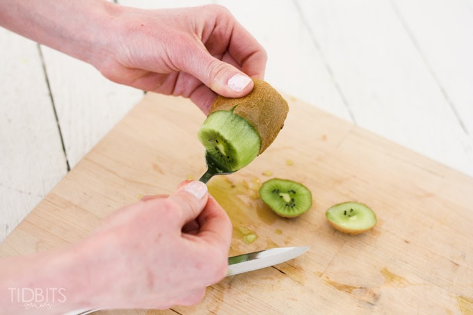 How-to-peel-a-kiwi-4