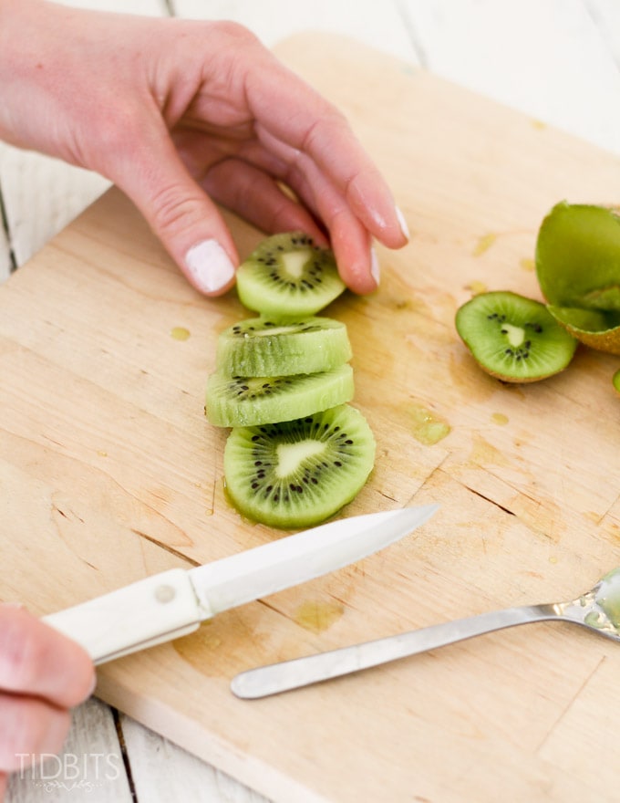 How-to-peel-a-kiwi-5