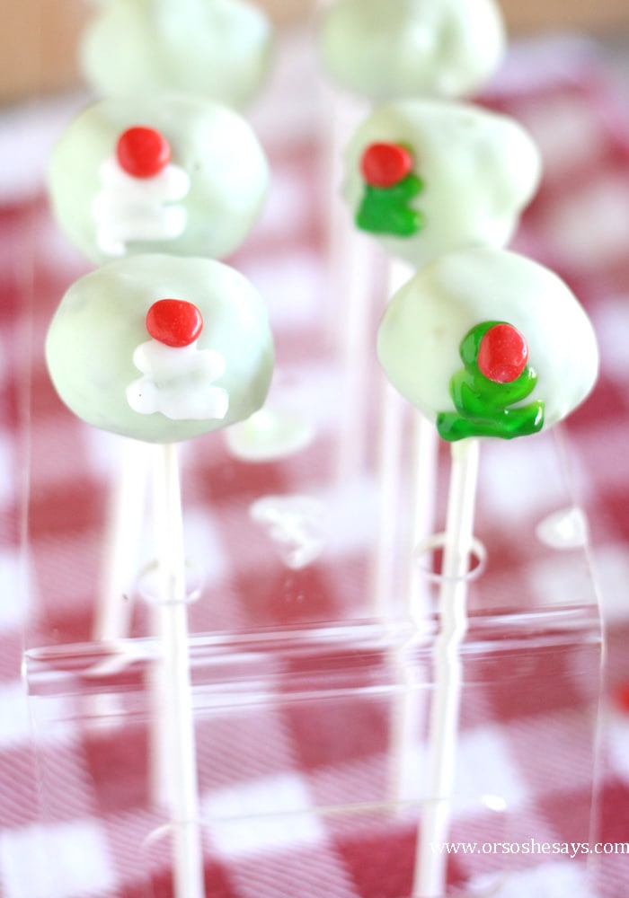 Recipe and tutorial to make these super cute and yummy Christmas Tree Oreo Cookie ball pops. www.orsoshesays.com #oreo #cakepops #cookiepops #oreocookiepops #mintoreo #christmas #recipe