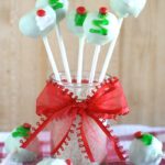 Recipe and tutorial to make these super cute and yummy Christmas Tree Oreo Cookie ball pops. Great gift for teachers, friends and neighbors.