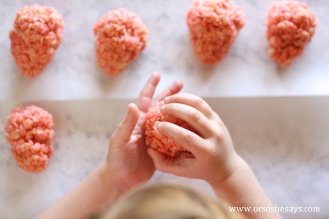 Make these fun chocolate covered strawberry rice krispie treats with your kids this Valentine's Day!