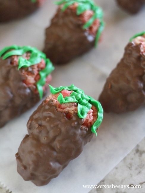 Make these fun chocolate covered strawberry rice krispie treats with your kids this Valentine's Day!