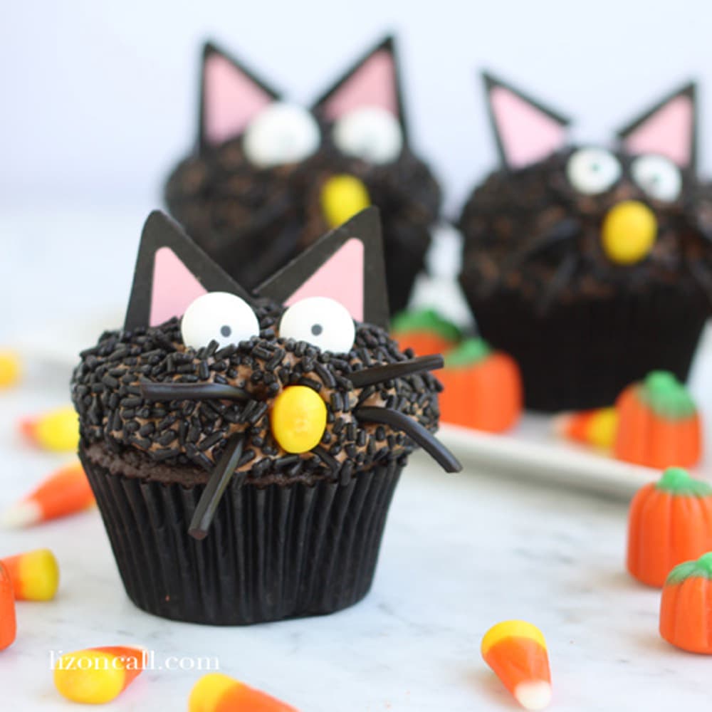 These black cat cupcakes are fun addition to any Halloween celebration. @lizoncall.com