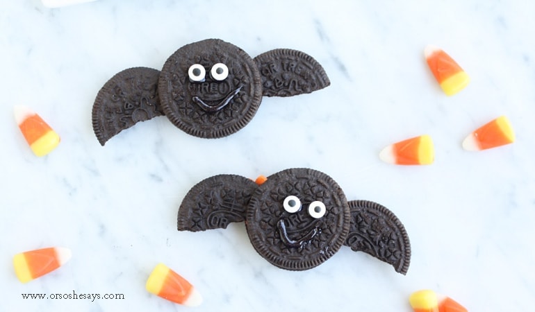 Get the kids in the kitchen to help make this fun Halloween treat. These oreo bat treats take 3 ingredients and 5 minutes to put together.