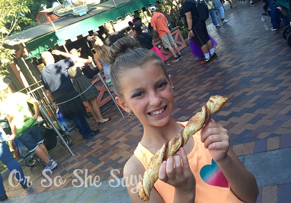 disneyland-pumpkin-twists-cart