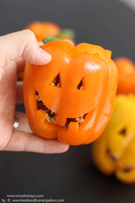 These jack-o'-lantern stuffed peppers are so easy and would make the most fun dinner for Halloween night or a Halloween party! See the how-to on www.orsoshesays.com today.