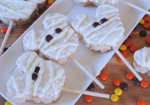 One of my favorite Halloween Time treats is the Mickey Mummy Crispy Treats. They are a seasonal treat offered during Halloween Time and can be found at the Candy Palace in Disneyland. Luckily, you can make a batch right at home with this copycat recipe, even if you aren’t planning on attending the frightful fun. www.orsoshesays.com