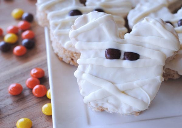 One of my favorite Halloween Time treats is the Mickey Mummy Crispy Treats. They are a seasonal treat offered during Halloween Time and can be found at the Candy Palace in Disneyland. Luckily, you can make a batch right at home with this copycat recipe, even if you aren’t planning on attending the frightful fun. www.orsoshesays.com