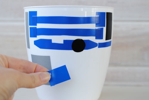 You are going to love today’s last-minute Valentine's Day craft: an R2-D2 Valentines Box! Get the instructions on www.orsoshesays.com #valentinesday #valentine #r2d2 #starwars #starwarsvalentine