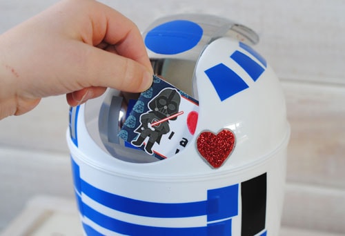 You are going to love today’s last-minute Valentine's Day craft: an R2-D2 Valentines Box! Get the instructions on www.orsoshesays.com #valentinesday #valentine #r2d2 #starwars #starwarsvalentine