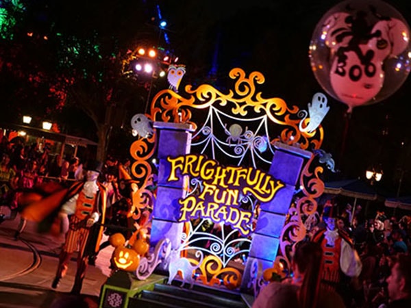 Disneyland recently released their 2018 Halloween Time dates, and I want to make sure you’re ready for all the fun. With spooky décor, seasonal treats and boo-tiful ride overlays, Halloween is one of the best times to visit for a reason. Since we can’t wait for the spook-tacular celebration to begin, we’re giving you everything you need to know about Halloween Time at the Disneyland Resort in 2018. #HalloweenTime #HalloweenTimeatDisneyland #Halloween #Disneyland #Disney #OSSS www.orsoshesays.com