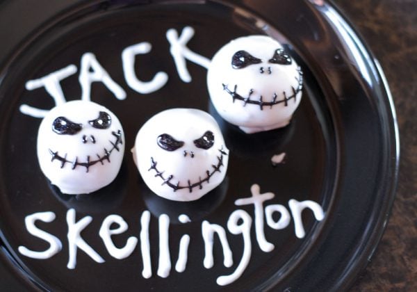 If you’re looking for the perfect Halloween Time treat, it’s hard to beat my easy and delicious recipe for DIY Jack Skellington Oreo Pops. With only four ingredients, this tasty sweet is so good you’ll scream! #jackskellington #oreopops #disneyland #disneyworld #halloween #dessert #recipe #disney #treats www.orsoshesays.com