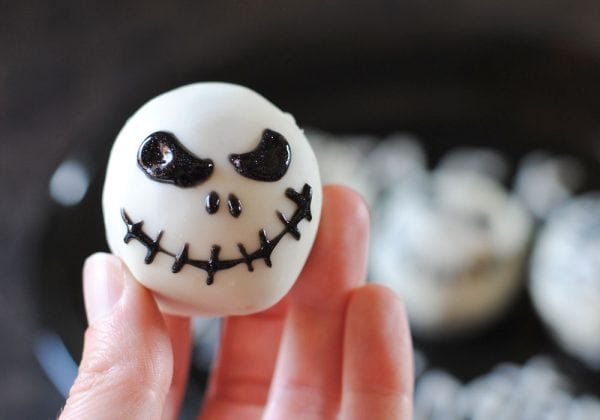 If you’re looking for the perfect Halloween Time treat, it’s hard to beat my easy and delicious recipe for DIY Jack Skellington Oreo Pops. With only four ingredients, this tasty sweet is so good you’ll scream! #jackskellington #oreopops #disneyland #disneyworld #halloween #dessert #recipe #disney #treats www.orsoshesays.com