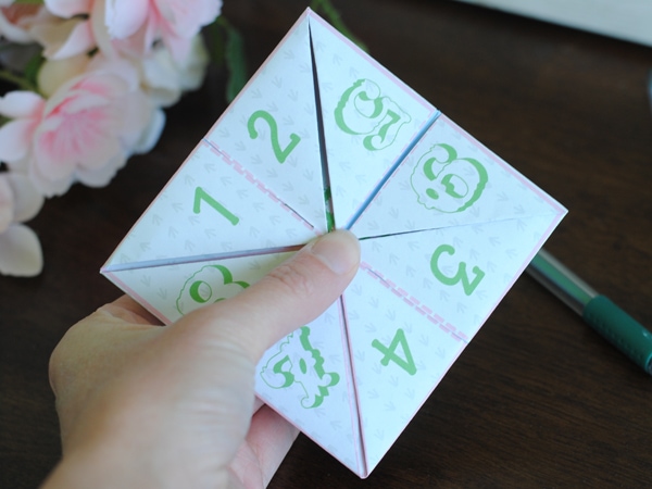 Make a Mother's Day Fortune Teller gift for the special Mom in your life. This is a great activity for a school or church group! Print, fold, and play! #OSSS #MothersDay #Printable #Cactus #LoveNote #MomCraft