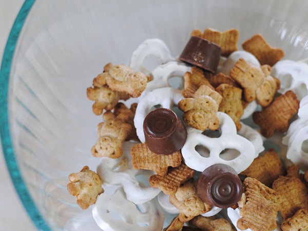 All this talk of Star Wars lately got Adelle thinking about what kind of Star Wars snack you could have at a Star Wars party. Check out what she came up with! www.orsoshesays.com #StarWars #recipe #snacks #Disney #starwarssnacks #starwarsfood #getawaytoday